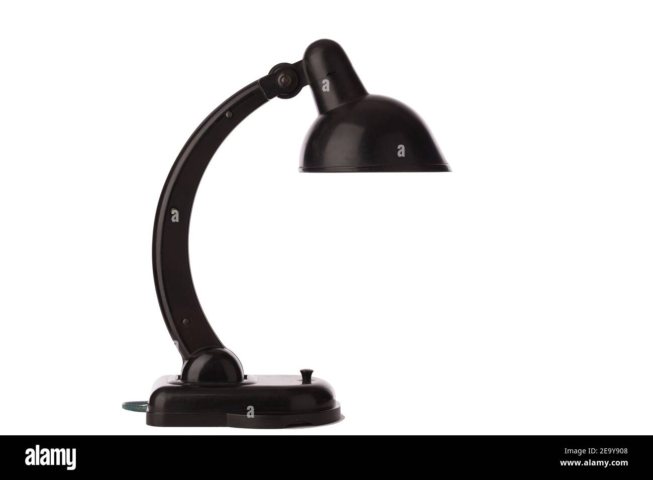 La lampada da tavolo nera è di stile vintage. È isolato su uno sfondo bianco. Foto Stock
