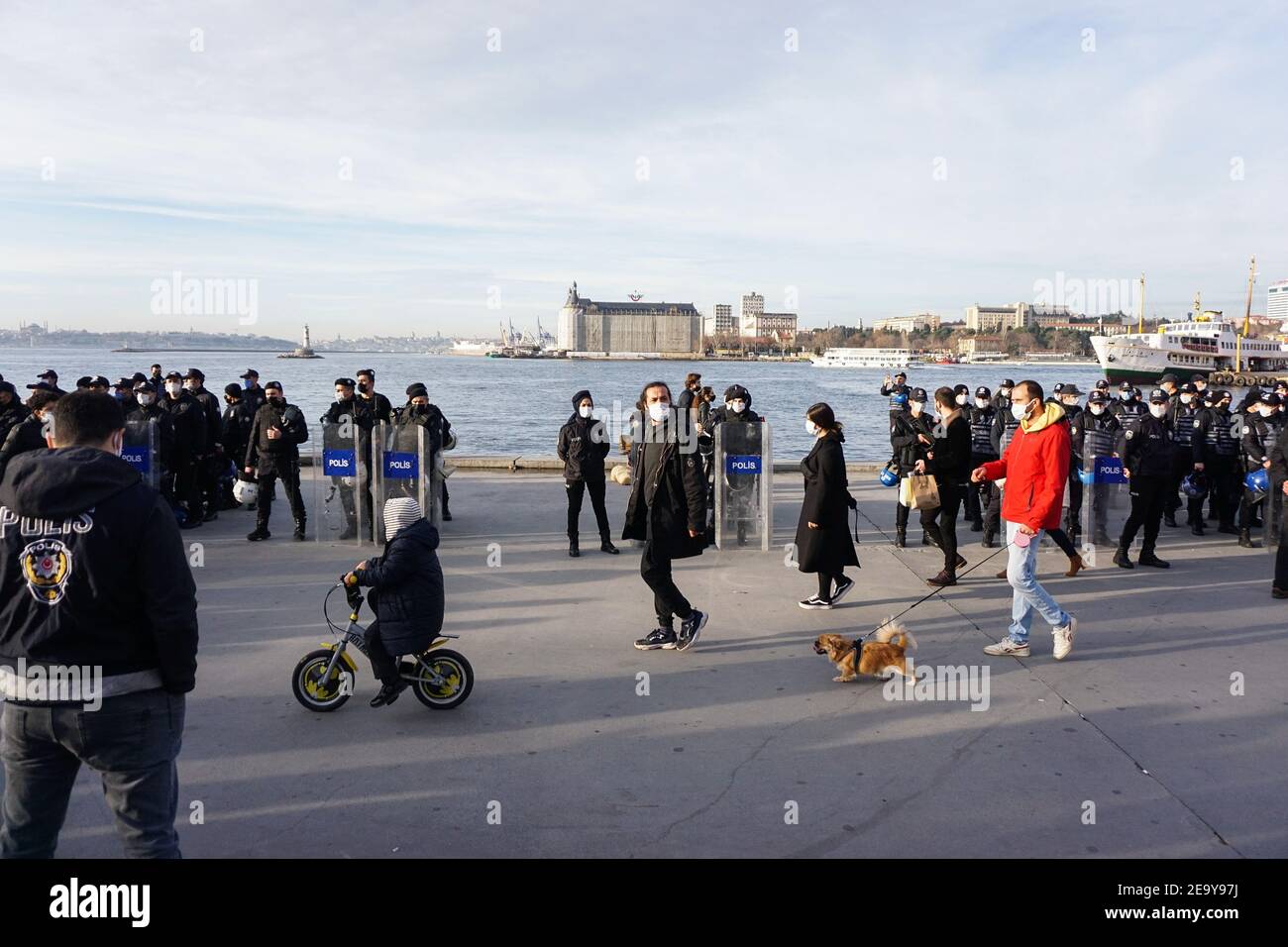 Istanbul, Turchia. 06 gennaio 2021. La gente lungo la strada guarda sopra mentre gli allievi procedono durante il dimostration.Bo?aziçi gli allievi dell'università protestano contro il rettore designato del governo, Melih Bulu. Credit: SOPA Images Limited/Alamy Live News Foto Stock