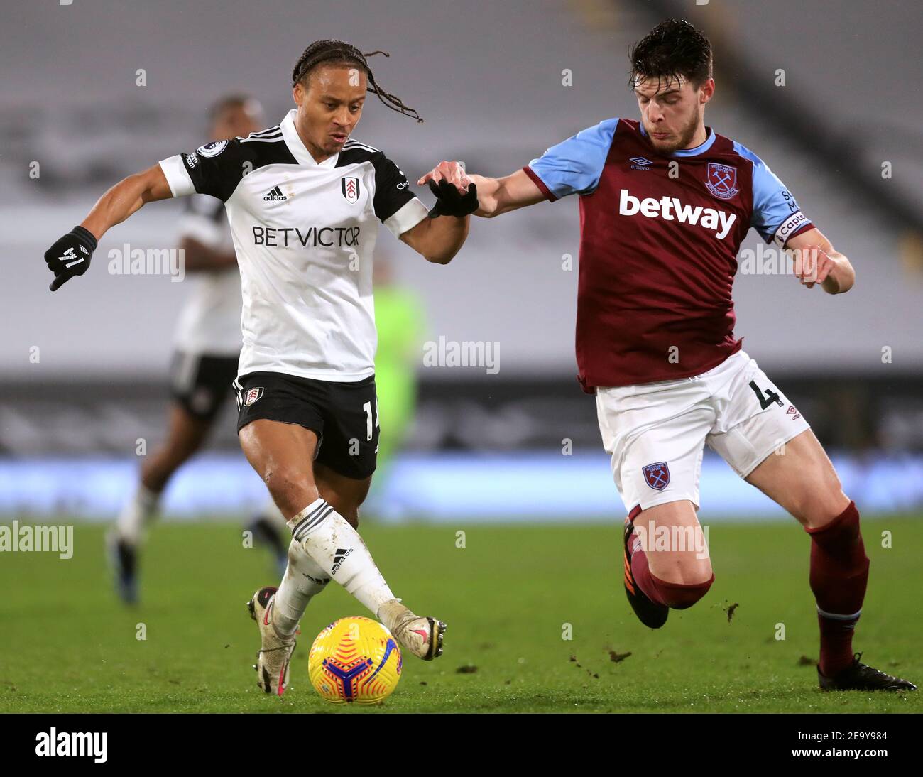 La battaglia di Bobby Decordova-Reid di Fulham e di riso Declan United di West Ham per la palla durante la partita della Premier League a Craven Cottage, Londra. Data immagine: Sabato 6 febbraio 2021. Foto Stock