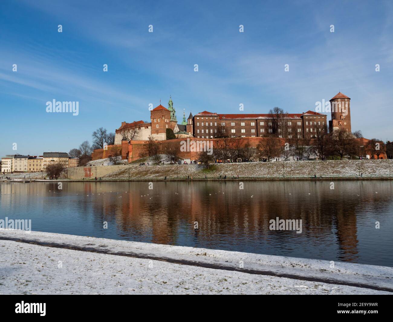 31/01/2021 - Polonia/Cracovia - Vista sul Fiume Vistola e sul Castello di Wawel, la piu' grande attrazione di Cracovia. Periodo invernale Foto Stock