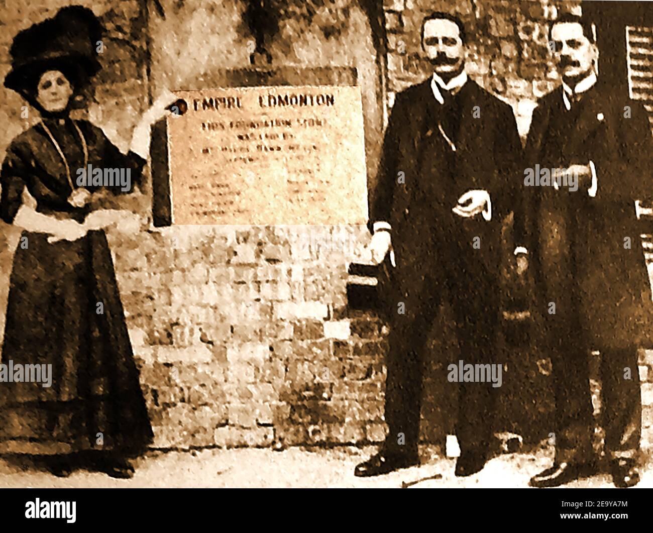 L'ex Empire Theatre, Edmonton, Londra, Inghilterra - posa della pietra di fondazione nel 1908 da Mae Rose Bawn (nata Baker 1878 – 1933), che usò il nome di scena 'My Fancy'. Era una ballerina americana nata che si esibì nelle sale di musica britanniche come "la Regina dei ballerini di sabbia". L'Empire Theatre è stato inaugurato il 26 dicembre 1908 come sala da 1,300 posti a sedere, teatro e cinema part-time. Designer era Bertie Crewe. Fu in questa fase che Marie Lloyd crollò sul palco (1922) e morì pochi giorni dopo. È diventato un cinema nel 1927 e chiuso per ristrutturazione nel 1933. Demolito 1970. Foto Stock
