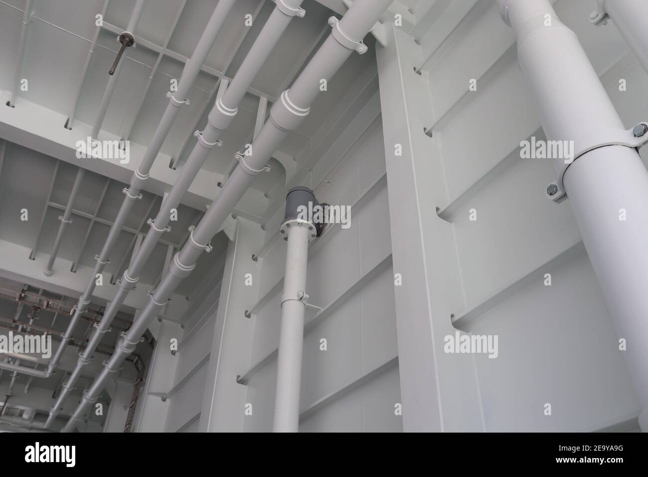 Le tubazioni per la costruzione navale lavorano tubazioni complesse Foto Stock