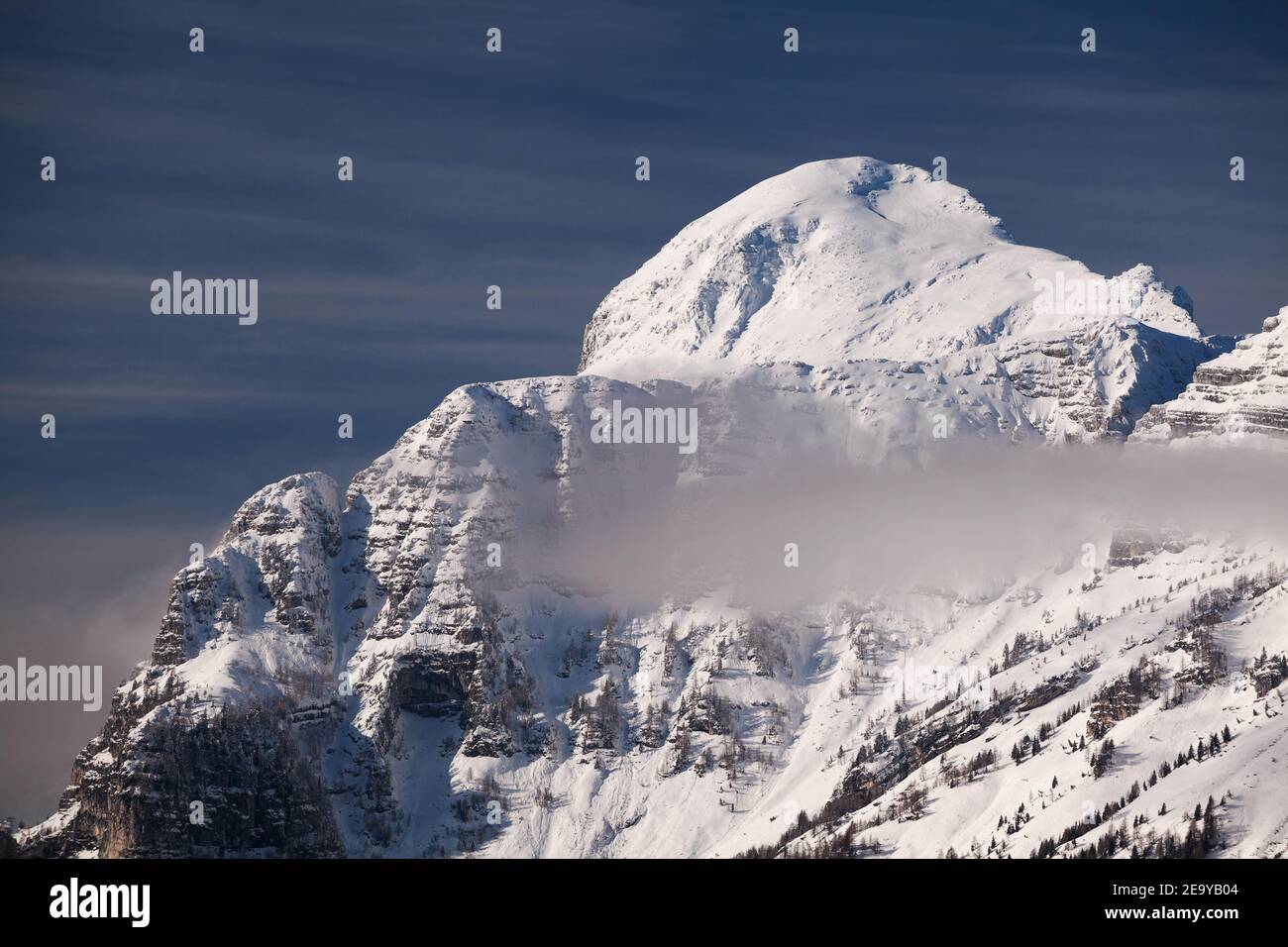 Vista invernale sul Monte Cimone innevato con molta neve. Foto Stock