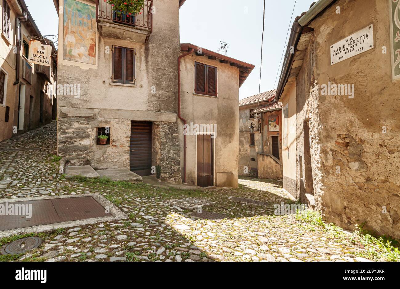 Antica via al villaggio dei pittori Arcumeggia in provincia di Varese, Italia. Foto Stock