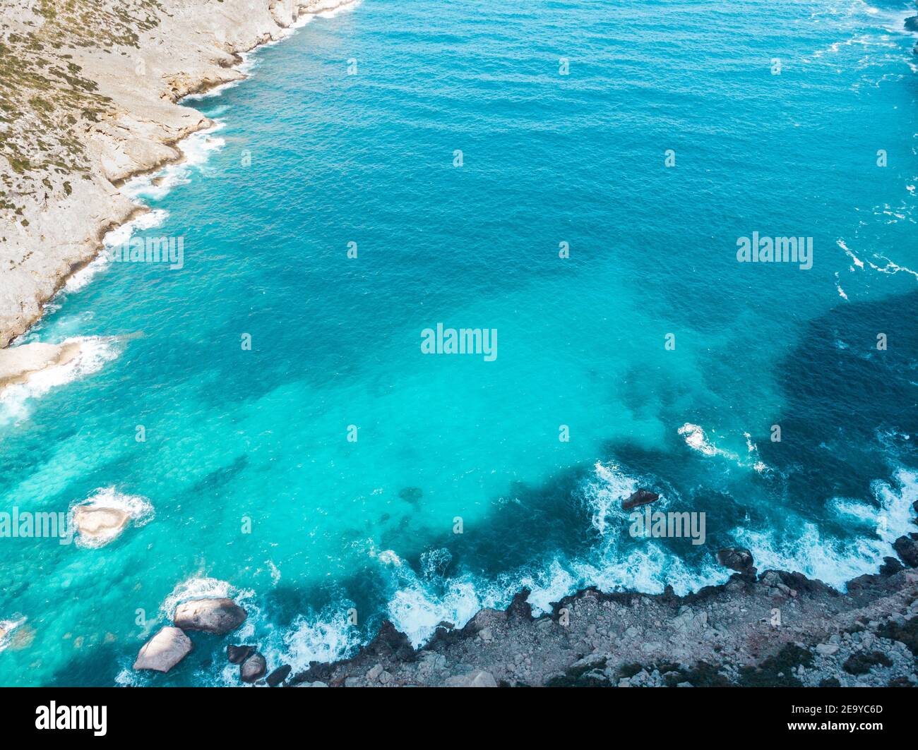 Splendida vista sulle acque blu e sulle montagne, con una splendida vista sul paesaggio mediterraneo a Cala Murta, Maiorca, Europa, Spagna. Foto Stock