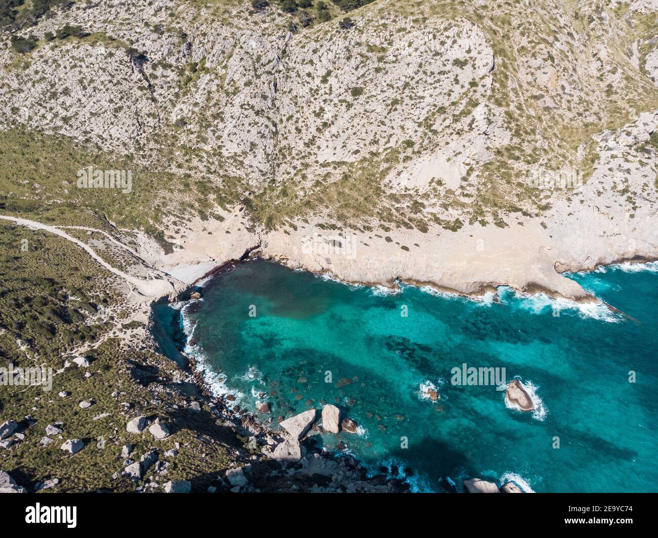 Splendida vista sulle acque blu e sulle montagne, con una splendida vista sul paesaggio mediterraneo a Cala Murta, Maiorca, Europa, Spagna. Foto Stock