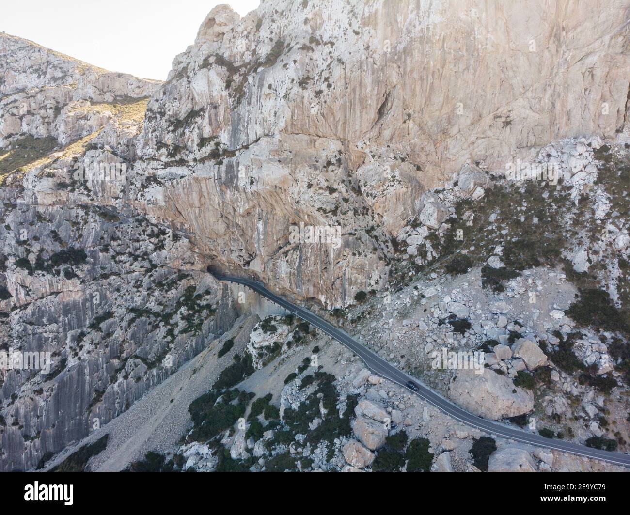 Viste mozzafiato sul mare infinito e sulle maestose montagne. La strada è chiamata il serpente di SA Calobra, Maiorca, Spagna Foto Stock