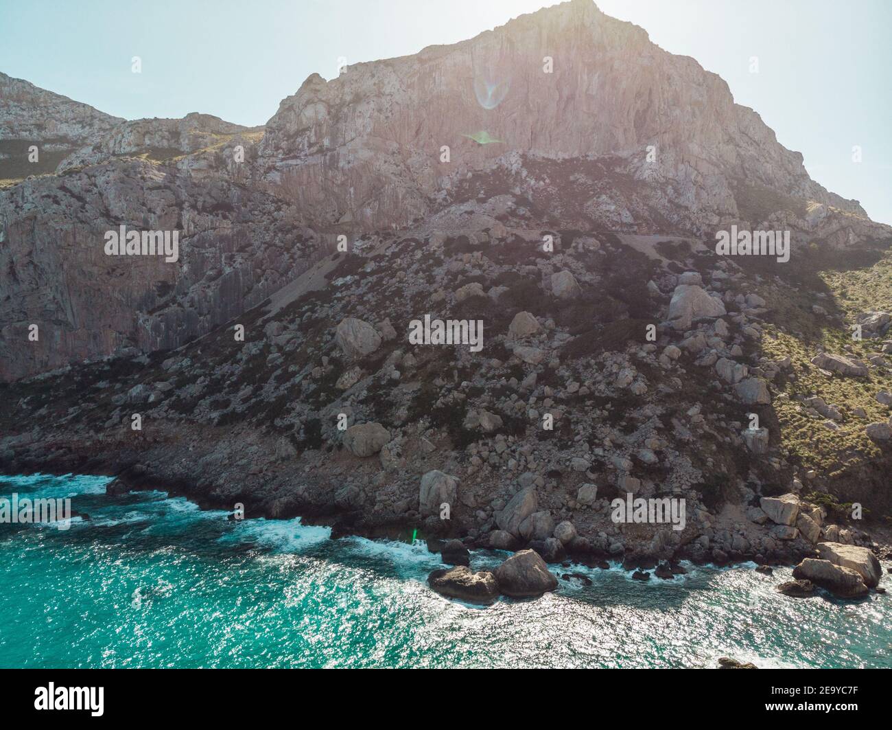 Splendida vista sulle acque blu e sulle montagne, con una splendida vista sul paesaggio mediterraneo a Cala Murta, Maiorca, Europa, Spagna. Foto Stock