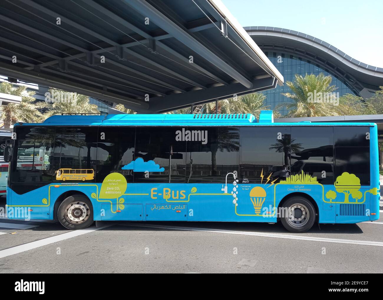 Un autobus ecologico di trasporto pubblico in Qatar. Foto Stock