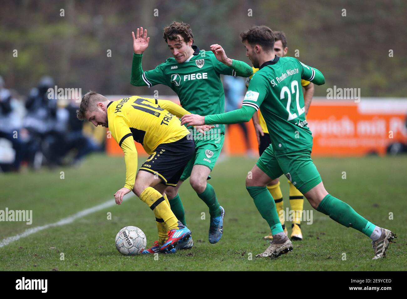 Duisburg, Germania. 6 febbraio 2021. Firo: 06.02.2021 Calcio, Regionalliga Ovest, stagione 2020/2021 VfB Homberg - Preussen Mvºnster Pascale Talarski (10, VfB Homberg) in duelli con Jules Schwadorf (8, Preussen Mvºnster) e Okan Erdogan ( 22, Preussen Mvºnster ) | Use Worldwide Credit: dpa/Alamy Live News Foto Stock