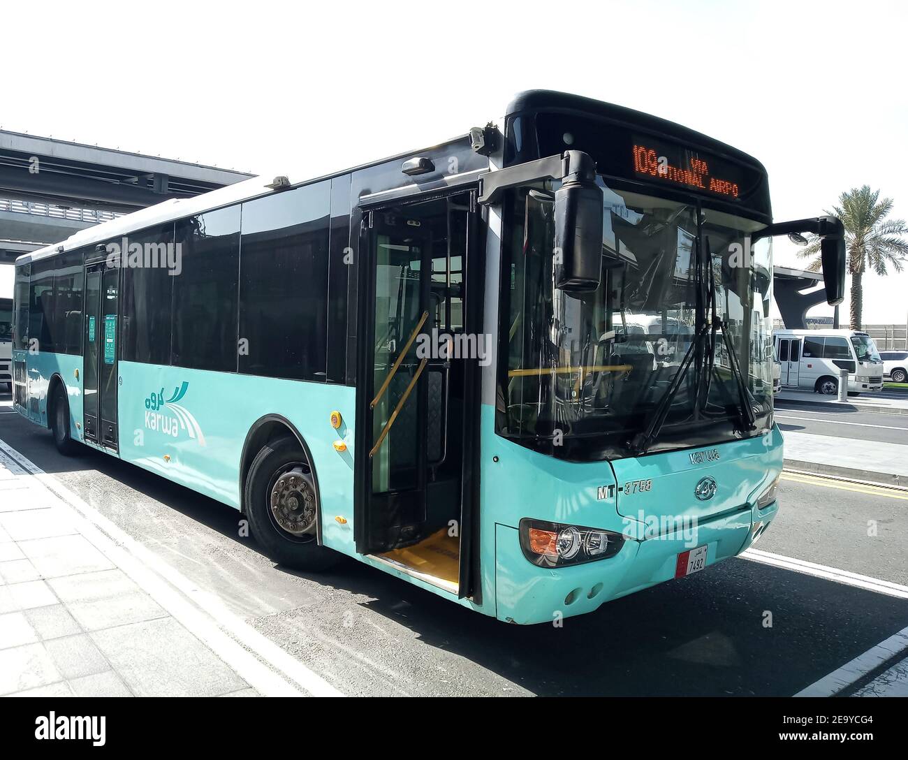 Una vista del bus di trasporto nella stazione di Doha in Qatar Foto Stock