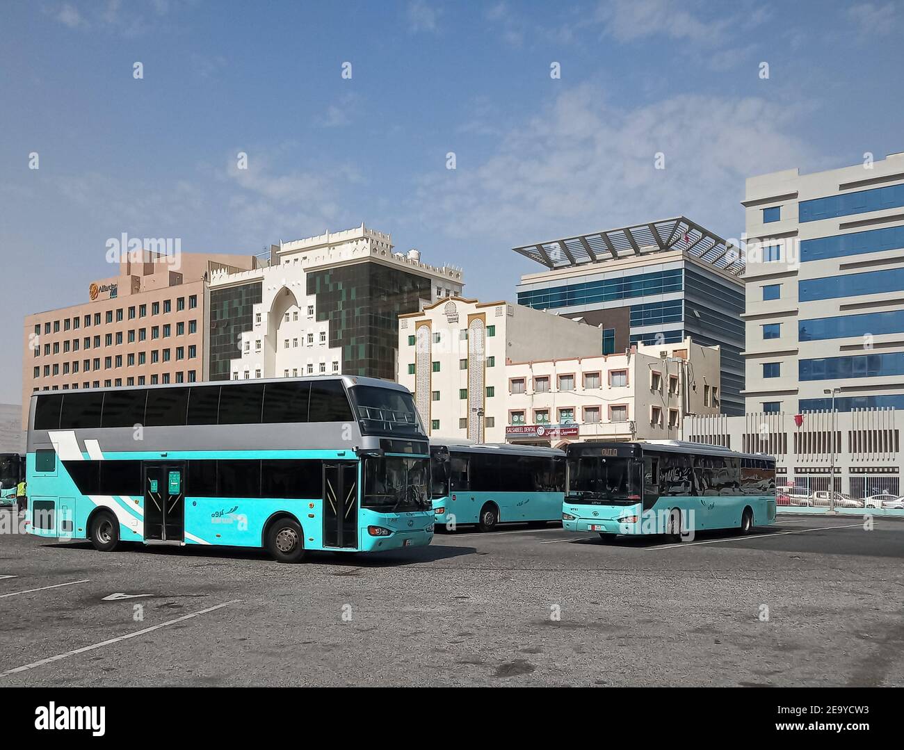 Una vista del bus di trasporto nella stazione di Doha in Qatar Foto Stock