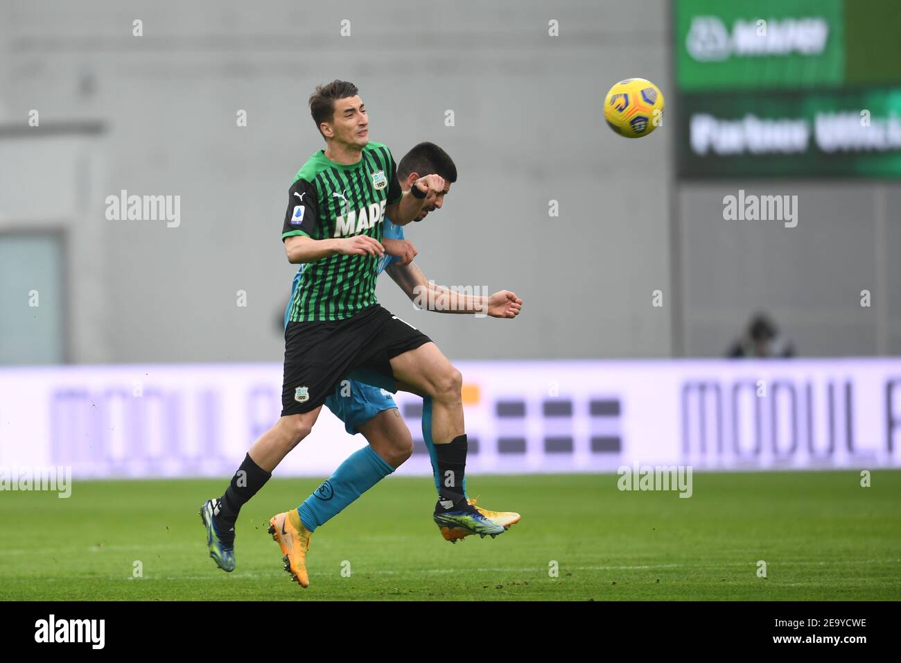 Filip Djuricic (Sassuolo)Martin Erlic (Spezia) durante la partita italiana 'sarie A' tra Sassuolo 1-2 Spezia allo stadio Mapei il 06 febbraio 2021 a Reggio Emilia. Credit: Maurizio Borsari/AFLO/Alamy Live News Foto Stock