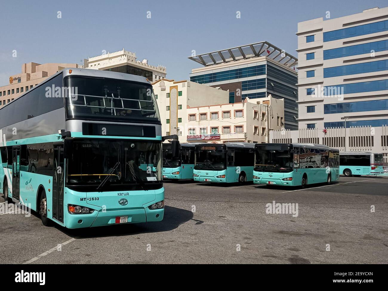 Una vista del bus di trasporto nella stazione di Doha in Qatar Foto Stock