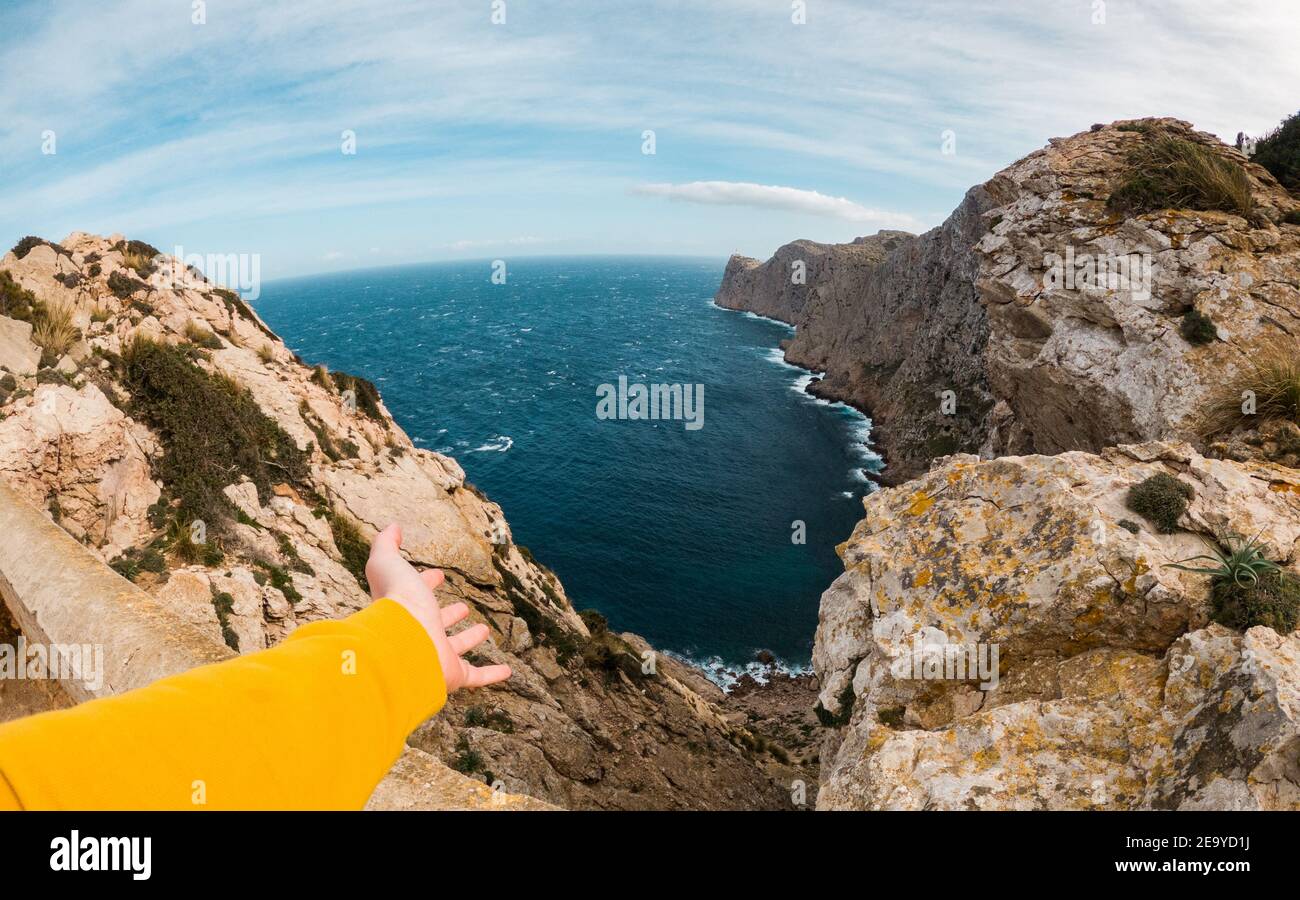 Pittoresco paesaggio delle scogliere calcaree rocciose a Cala Figuera, circondato dal calmo mare blu in estate a Maiorca, nelle Isole Baleari, in Spagna Foto Stock