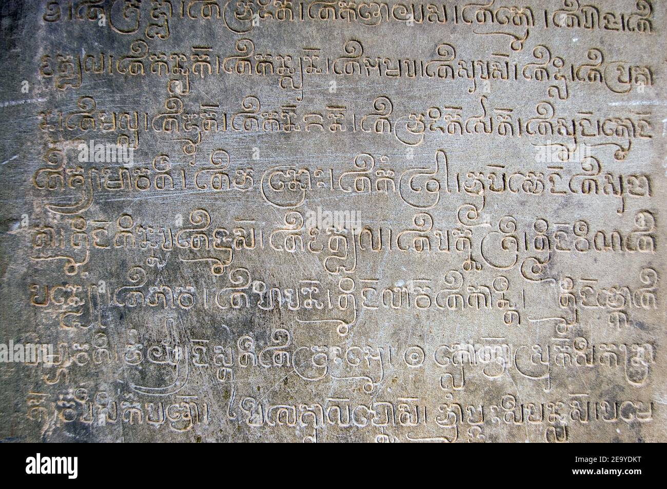 Iscrizioni religiose sanscrite all'ingresso di un prasat del Tempio di Lolei, parte del complesso Rolous ad Angkor, Siem Reap, Cambogia. Scolpito nel Foto Stock