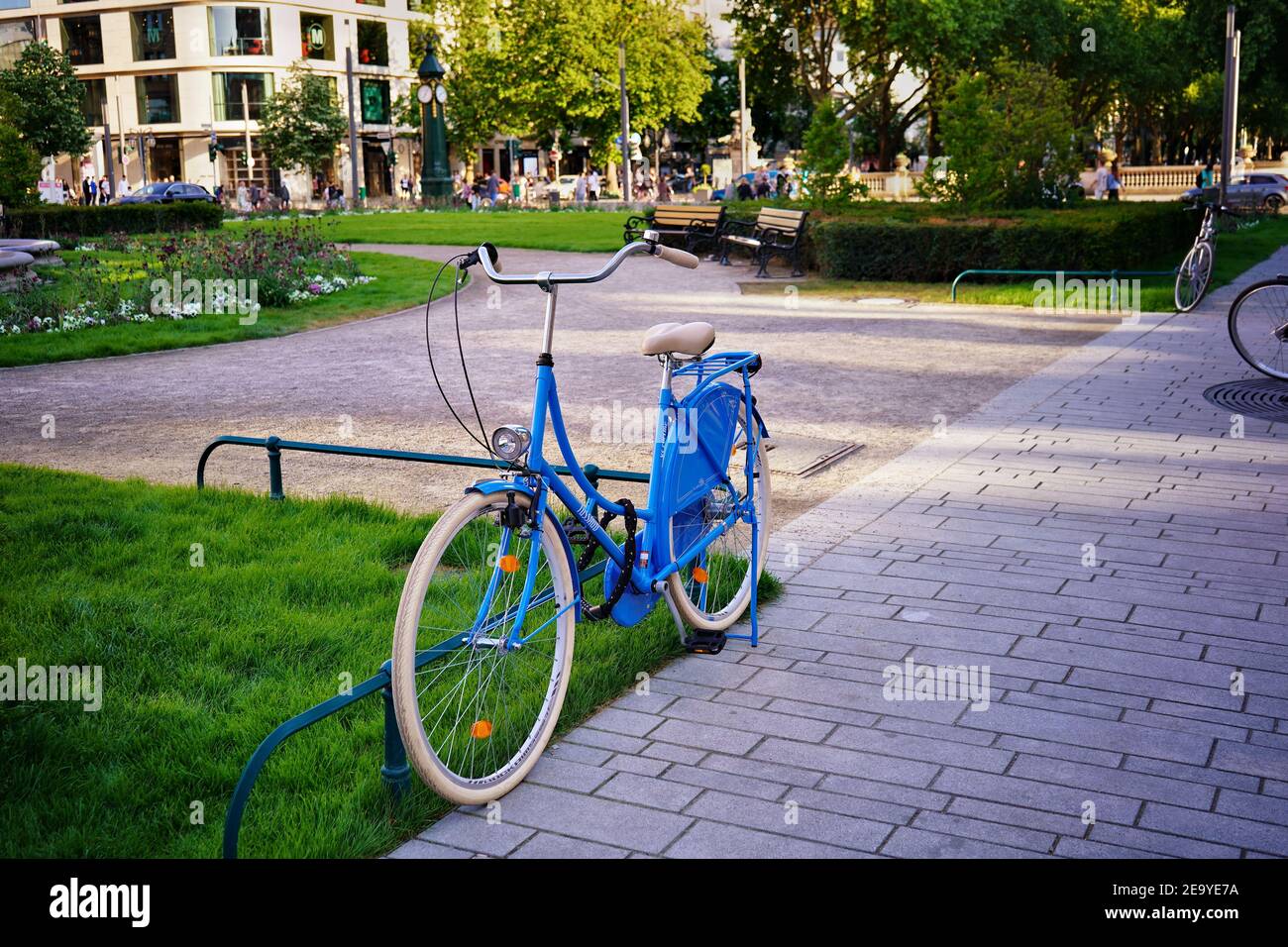 Bicicletta blu con in una giornata di sole nel centro di Düsseldorf. Foto Stock