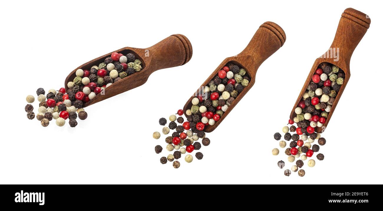 Peppercorn mix in scoop isolato su fondo bianco Foto Stock