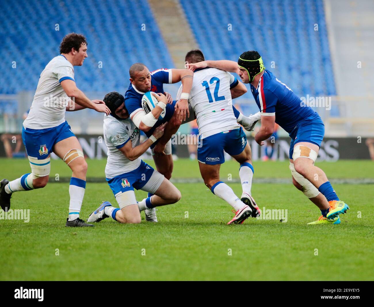 Roma, Italia. 06 febbraio 2021. Gael Fickou di Francia è affrontato da Carlo canna e Juan Ignacio BREX di Italia, Gregory Alldritt di Francia durante la partita di rugby del campionato delle sei Nazioni 2021 tra Italia e Francia il 6 gennaio 2021 allo Stadio Olimpico di Roma, Italy - Photo Nderim Kaceli / DPPI / LM Credit: Gruppo Editoriale LiveMedia/Alamy Live News Foto Stock