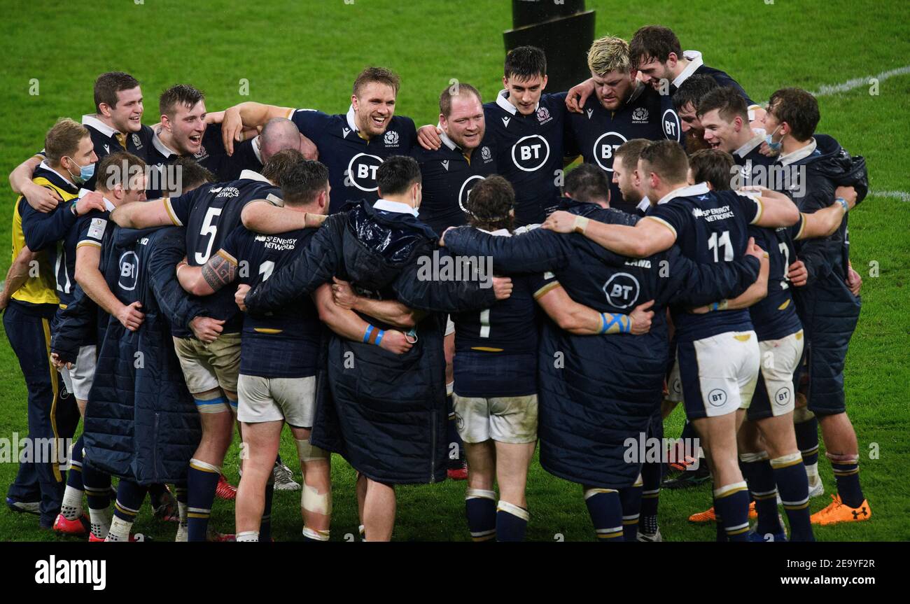 Twickenham, Regno Unito. 06 febbraio 2021. Twickenham Stadium, Londra 6 febbraio 2021 la squadra scozzese in grande spirito dopo la vittoria sull'Inghilterra a Twickenham Picture Credit : Credit: Mark Pain/Alamy Live News Foto Stock