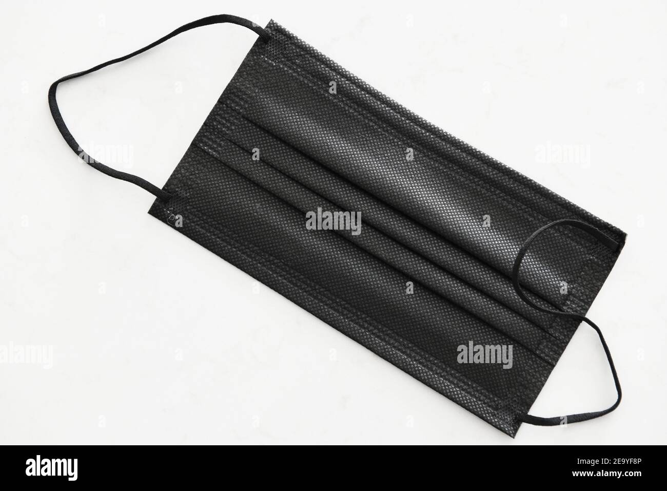 Maschera monouso nera a tre strati con passanti per le orecchie per COVID 19 protezione Foto Stock