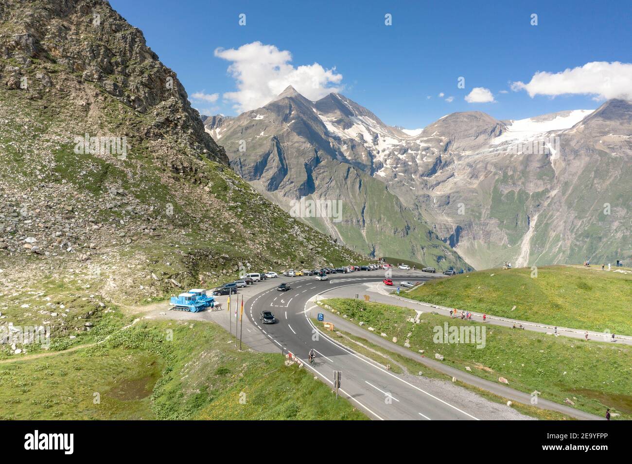 Drone aereo colpo di ristorante su alta strada alpina su Grossglockner montagna in Austria Foto Stock