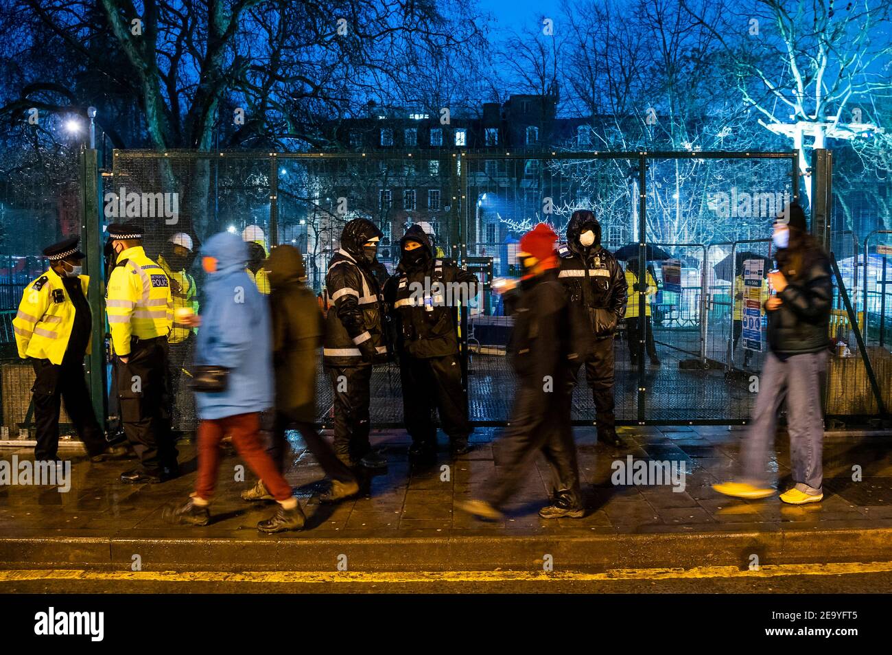 Londra, Regno Unito. 6 Feb 2021. Una veglia a lume di candela cammina lentamente intorno al perimetro - il campo anti HS2 Extention Rebellion continua ad essere sgomberato (per creare un'area di parcheggio temporanea) da Bailiffs (dal National Enforcement Team, NET, una filiale di High Court Enforcement Group) a Euston Station. Tutti i manifestanti di terra sopra sono stati eliminati e ora stanno spregando di scavare i tunnel. Credit: Guy Bell/Alamy Live News Foto Stock