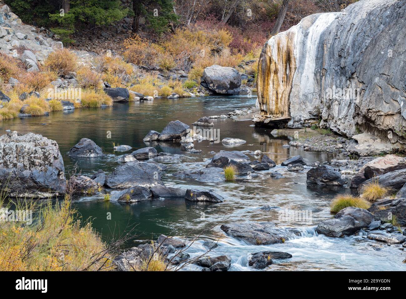 Formazioni rocciose lungo il bordo di Indian Creek in California, Stati Uniti Foto Stock