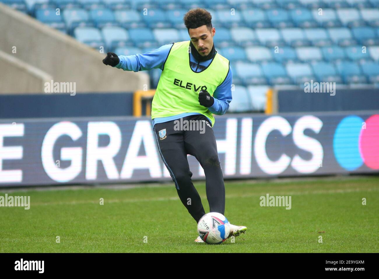 LONDRA, INGHILTERRA. 6 FEBBRAIO: Andre Green di Sheffield Mercoledì controlla la palla durante la partita Sky Bet Championship tra Millwall e Sheffield Mercoledì al Den, Londra Sabato 6 febbraio 2021. (Credit: Federico Maranesi | MI News) Credit: MI News & Sport /Alamy Live News Foto Stock