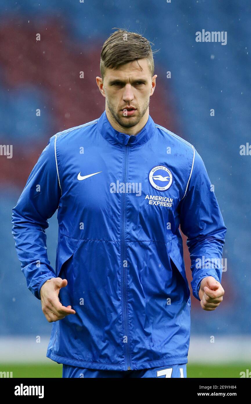 Burnley, Regno Unito. 06 febbraio 2021. Joel Veltman di Brighton & Hove Albion si riscalda. Premier League Match, Burnley contro Brighton & Hove Albion al Turf Moor di Burnley, Lancs sabato 6 febbraio 2021. Questa immagine può essere utilizzata solo per scopi editoriali. Solo per uso editoriale, è richiesta una licenza per uso commerciale. Nessun uso nelle scommesse, nei giochi o nelle pubblicazioni di un singolo club/campionato/giocatore. pic di Chris Stading/Andrew Orchard sport photography/Alamy Live news Credit: Andrew Orchard sports photography/Alamy Live News Foto Stock