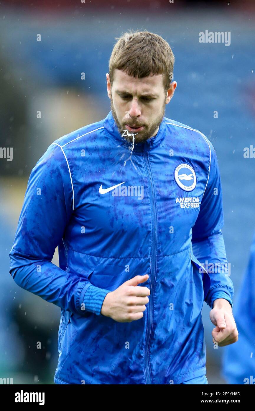 Burnley, Regno Unito. 06 febbraio 2021. Adam Webster di Brighton & Hove Albion si riscalda. Premier League Match, Burnley contro Brighton & Hove Albion al Turf Moor di Burnley, Lancs sabato 6 febbraio 2021. Questa immagine può essere utilizzata solo per scopi editoriali. Solo per uso editoriale, è richiesta una licenza per uso commerciale. Nessun uso nelle scommesse, nei giochi o nelle pubblicazioni di un singolo club/campionato/giocatore. pic di Chris Stading/Andrew Orchard sport photography/Alamy Live news Credit: Andrew Orchard sports photography/Alamy Live News Foto Stock