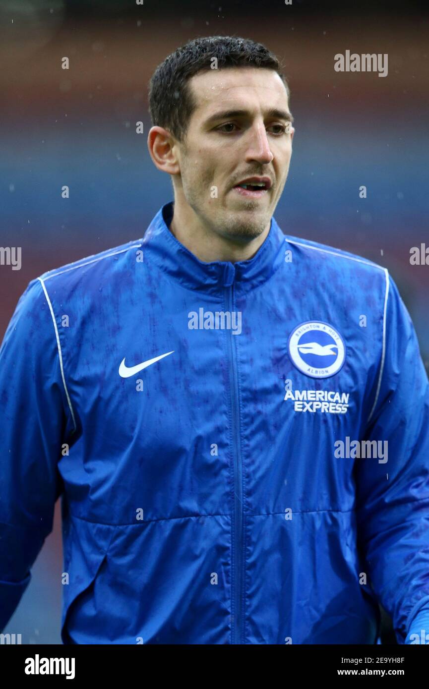 Burnley, Regno Unito. 06 febbraio 2021. Lewis Dunk of Brighton & Hove Albion si riscalda. Premier League Match, Burnley contro Brighton & Hove Albion al Turf Moor di Burnley, Lancs sabato 6 febbraio 2021. Questa immagine può essere utilizzata solo per scopi editoriali. Solo per uso editoriale, è richiesta una licenza per uso commerciale. Nessun uso nelle scommesse, nei giochi o nelle pubblicazioni di un singolo club/campionato/giocatore. pic di Chris Stading/Andrew Orchard sport photography/Alamy Live news Credit: Andrew Orchard sports photography/Alamy Live News Foto Stock