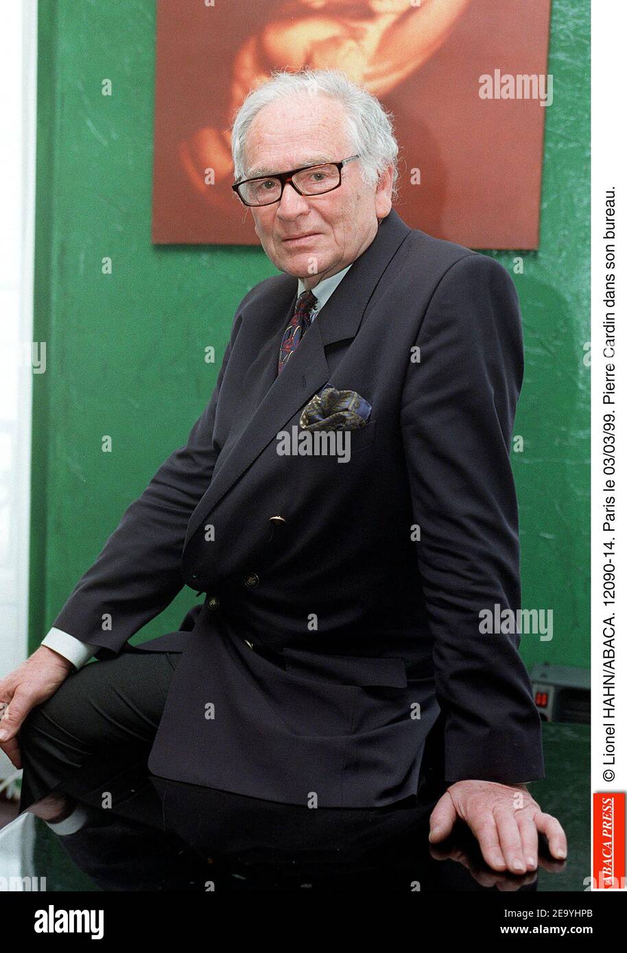 Pierre Cardin chez lui dans figlio bureau. Archivi personnelles avec Nelson Mandela, Fidel Castro et Indira Gandhi, Jeanne Moreau. Foto di Lionel Hahn/ABACAPRESS.COM Foto Stock