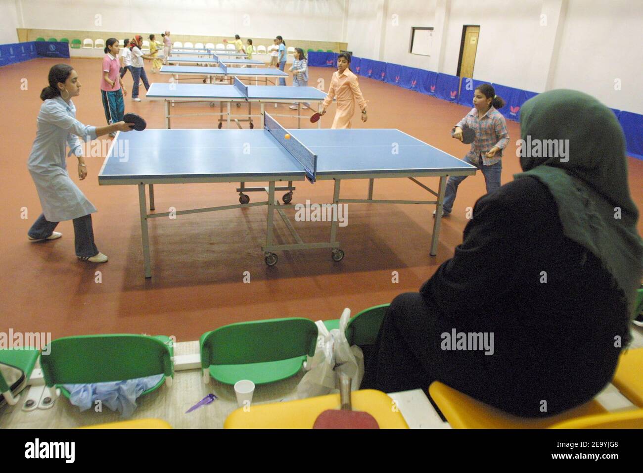 Ragazze che giocano a ping pong in una palestra dell'isola iraniana di Kish, nel Golfo Persico, a 12 chilometri dalle coste iraniane, nell'aprile 2004. 1978, lo shah decise di promuovere Kish come il 'Tempio delle Olimpiadi', dove si può praticare tutti i tipi di sport. Foto di Orand-Viala/ABACA. Foto Stock