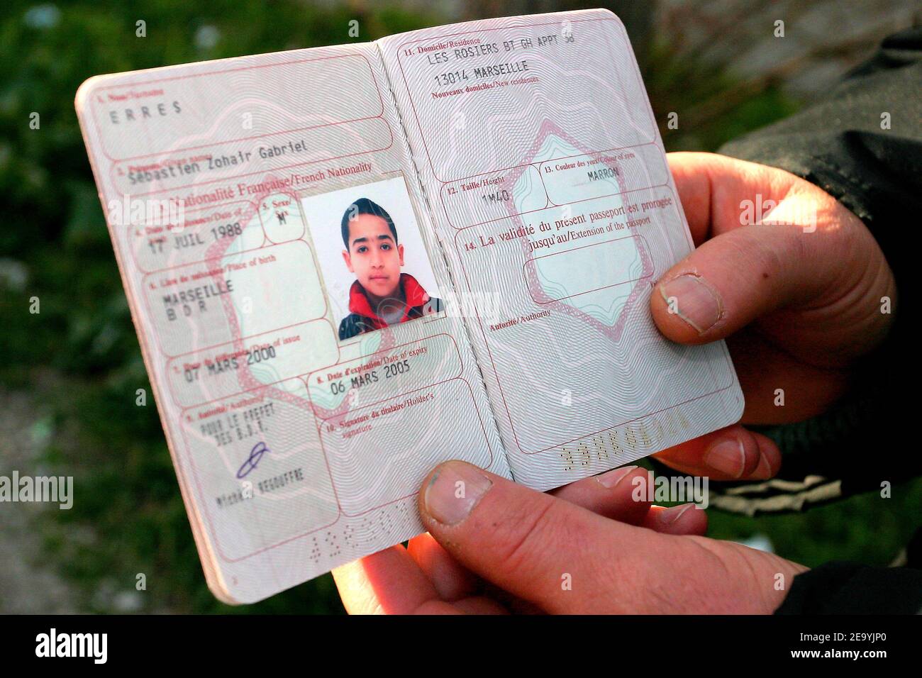 Hafez Erres mostra il passaporto di suo figlio Sebastien, soprannome 'Boubou', 16, che è stato ucciso da un commerciante di droga vicino alla sua residenza 'Les Rosiers', a Marsiglia, Francia meridionale, il 3 gennaio 2005. Dopo una breve passeggiata, perse coscienza e morì la sera all'ospedale militare di Laveran. Foto di Gerald Holubowicz/ABACA Foto Stock