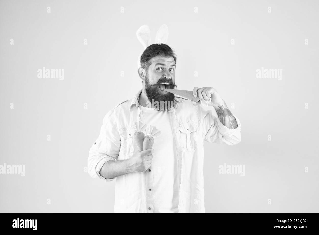 la lepre mangia le carote - 6 Coniglio che mangia carota Foto e Immagini Stock in Bianco e Nero - Alamy