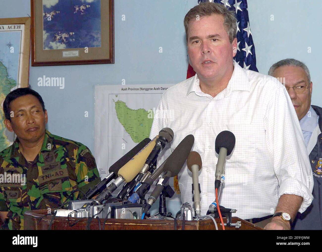 Aceh, Sumatra, Indonesia (Gen. 5, 2005)   il Governatore della Florida Jeb Bush parla ai membri della stampa internazionale del coinvolgimento dello Stato Unito negli aiuti alle catastrofi in una conferenza stampa tenutasi all'aeroporto di banda Aceh, Sumatra, Indonesia. Il gruppo Abraham Lincoln Carrier Strike è attualmente operativo nell'Oceano Indiano al largo delle acque dell'Indonesia e della Thailandia a sostegno dell'operazione Unified Assistance. Foto di Gabriel Piper/USN via ABACA. Foto Stock