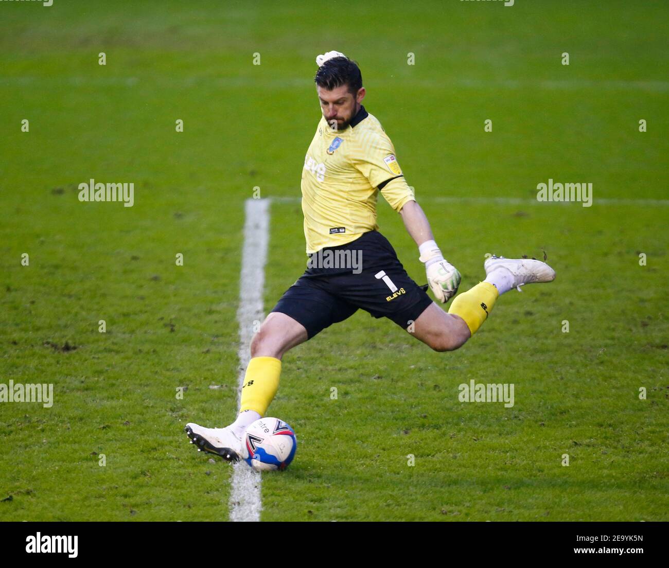 LONDRA, Regno Unito, FEBBRAIO 06: Sheffield Wednesday's Keiren Westwood durante il campionato Sky Bet tra Millwall e Sheffield Mercoledì al Den Stadium, Londra il 06 febbraio 2021 Credit: Action Foto Sport/Alamy Live News Foto Stock