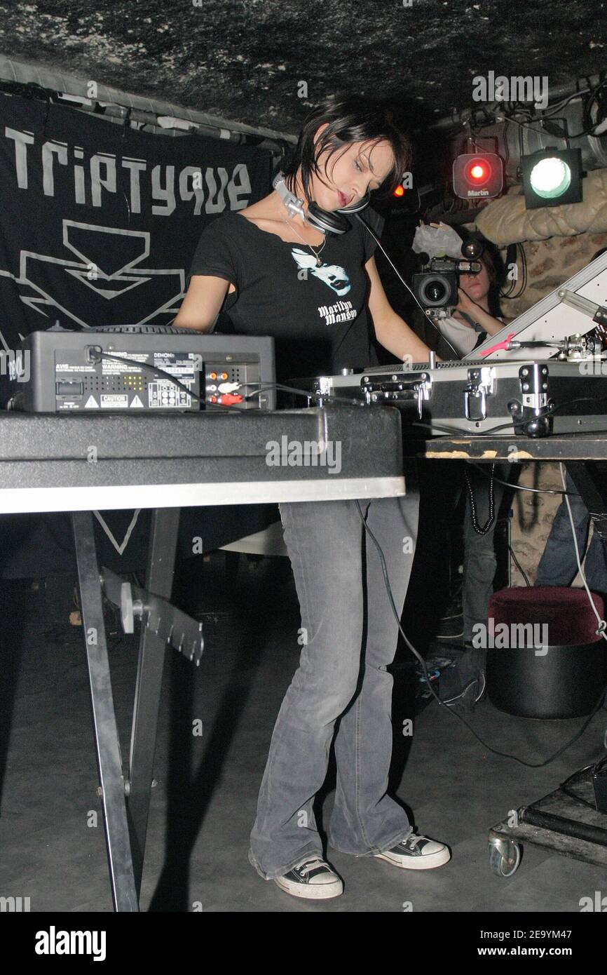 L'attrice italiana Asia Argento si esibisce come DJ al party successivo alla prima francese del suo film, 'The Heart is Deceitful Out All Things' ('le Livre de Jeremie'), presso il club Triptyque di Parigi, Francia, il 12 gennaio 2005. Foto di Benoit Pinguet/ABACA. Foto Stock