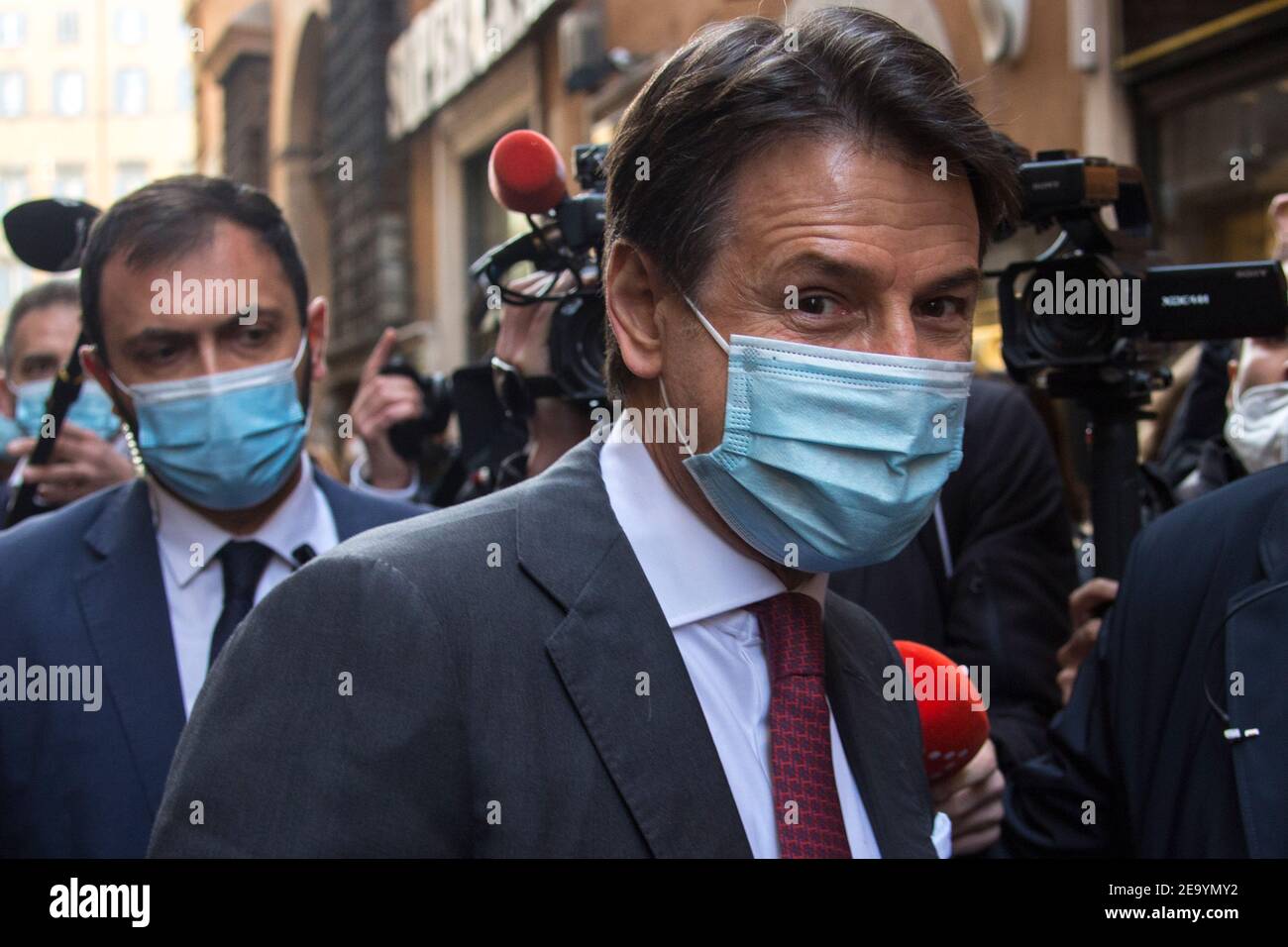 Roma, Italia. 06 febbraio 2021. Roma, 06/02/2021. Il primo Ministro Giuseppe Conte cammina nella via del centro di Roma. Mario Draghi, nominato primo Ministro italiano - ed ex Presidente della Banca Centrale europea - ha tenuto la sua terza giornata di consultazioni a Palazzo Montecitorio, incontrando delegazioni dei partiti politici italiani nel tentativo di formare il nuovo Governo italiano. Credit: LSF Photo/Alamy Live News Foto Stock