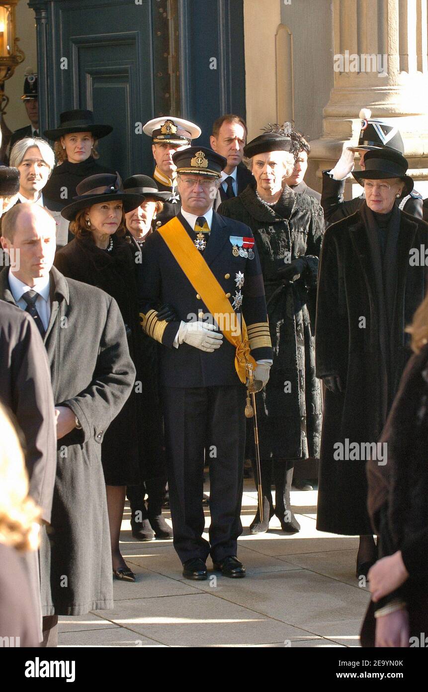 (L-R-) la regina Silvia e il re Carl XVI Gustaf di Svezia, la regina Sonja di Norvegia, la principessa Benedikt di Danimarca, la regina Margrethe di Danimarca partecipano ai funerali della granduchessa Charlotte di Lussemburgo il 15 gennaio 2005. La Granduchessa morì di cancro ai polmoni all'età di 77 anni, il 10 gennaio 2005. Foto di Klein-Nebinger/ABACA. Foto Stock