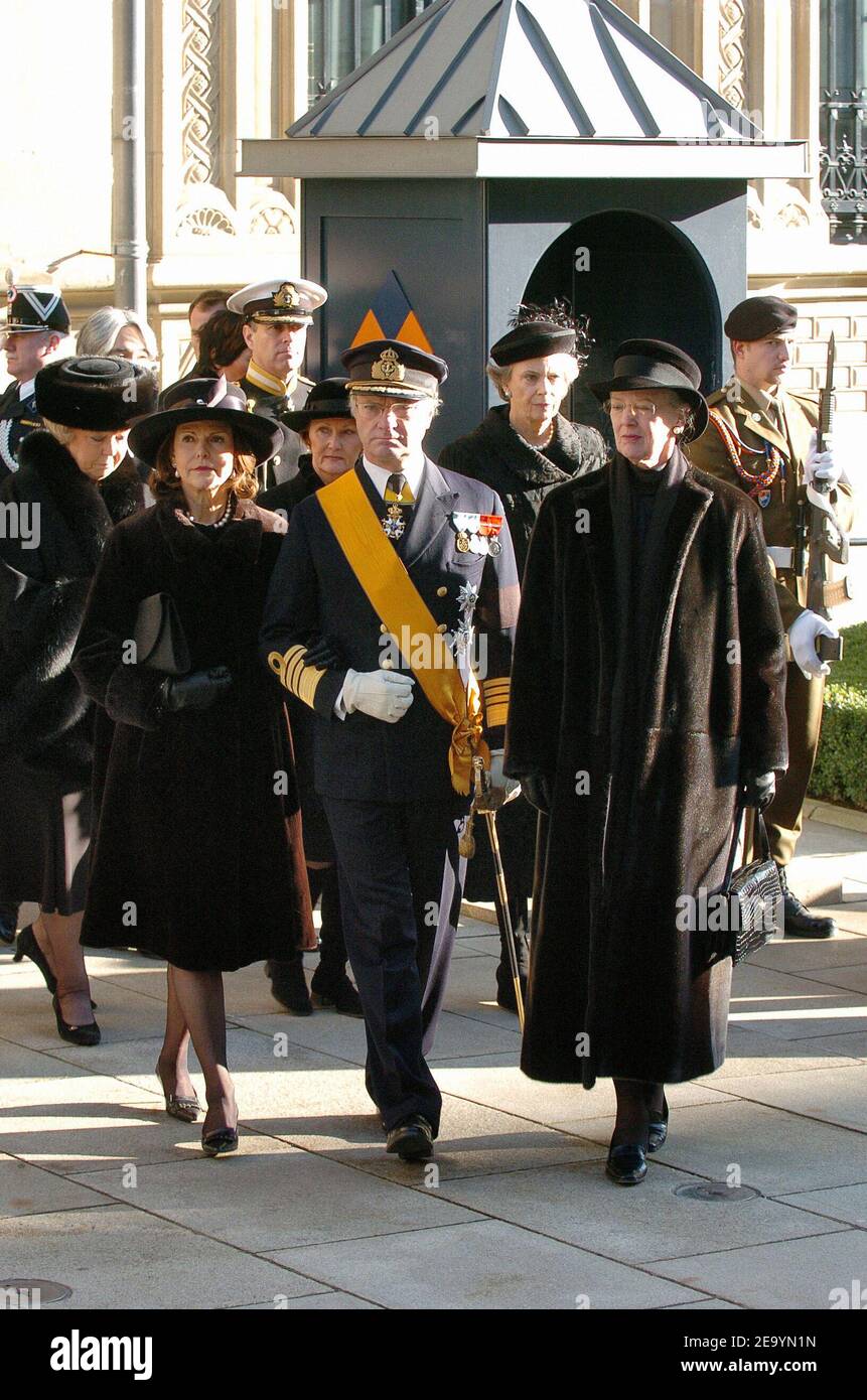 (L-R-) la regina Silvia e il re Carl XVI Gustaf di Svezia, la regina Margrethe di Danimarca, frequentano i funerali della granduchessa Charlotte di Lussemburgo il 15 gennaio 2005. La Granduchessa morì di cancro ai polmoni all'età di 77 anni, il 10 gennaio 2005. Foto di Klein-Nebinger/ABACA. Foto Stock