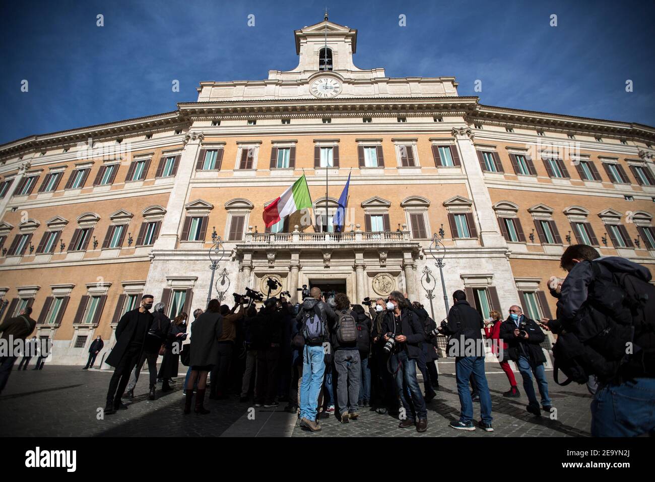 Roma, Italia. 06 febbraio 2021. Roma, 06/02/2021. Mario Draghi, nominato primo Ministro italiano - ed ex Presidente della Banca Centrale europea - ha tenuto la sua terza giornata di consultazioni a Palazzo Montecitorio, incontrando delegazioni dei partiti politici italiani nel tentativo di formare il nuovo Governo italiano. Credit: LSF Photo/Alamy Live News Foto Stock