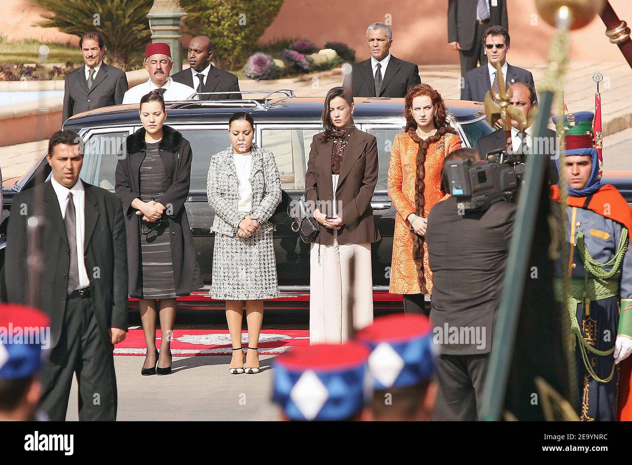 Cerimonia di benvenuto per il re Juan Carlos e la regina Sophia di Spagna al Palazzo reale di Marrakech, Marocco, il 17 gennaio 2005, dove si incontrano con il re Mohammed VI e la moglie principessa Lalla Salma e i membri della famiglia reale, Come parte di una visita ufficiale di stato di due giorni della coppia reale spagnola. Foto di Abd Rabbo-Nebinger/ABACA. Foto Stock