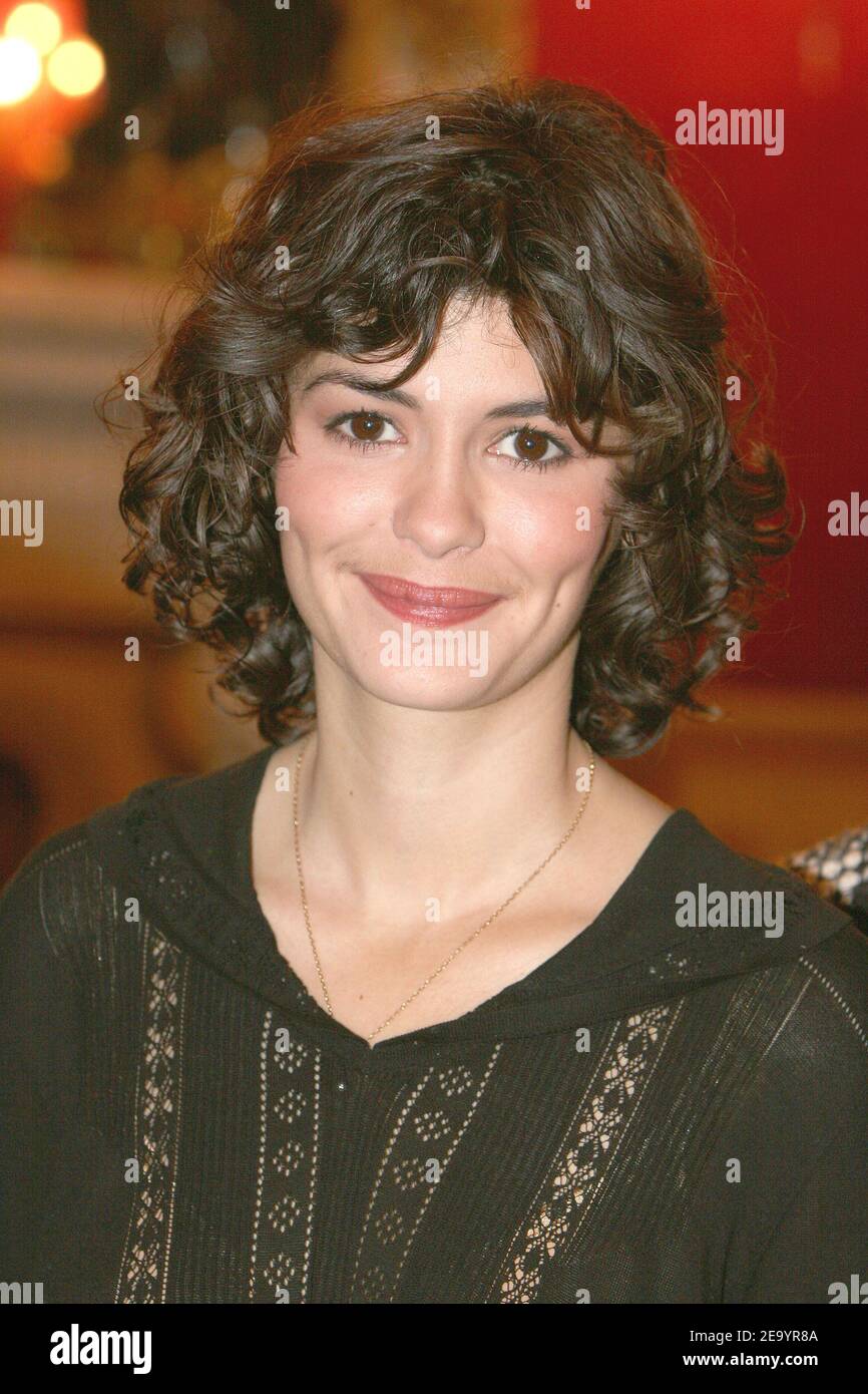 L'attrice francese Audrey Tautou riceve il suo '2004 De Gaulle-Adenauer Price' dalle mani del ministro francese delegato per gli affari europei, Mme Claudie Haignere e del ministro tedesco degli affari europei Hans-Martin Bury durante una cerimonia tenutasi presso la Farnesina a Parigi, in Francia, venerdì 21 gennaio 2005. Audrey Tautou era accompagnato dall'ancora francese Laurence Ferrari. Foto di Mousse/ABACA. Foto Stock