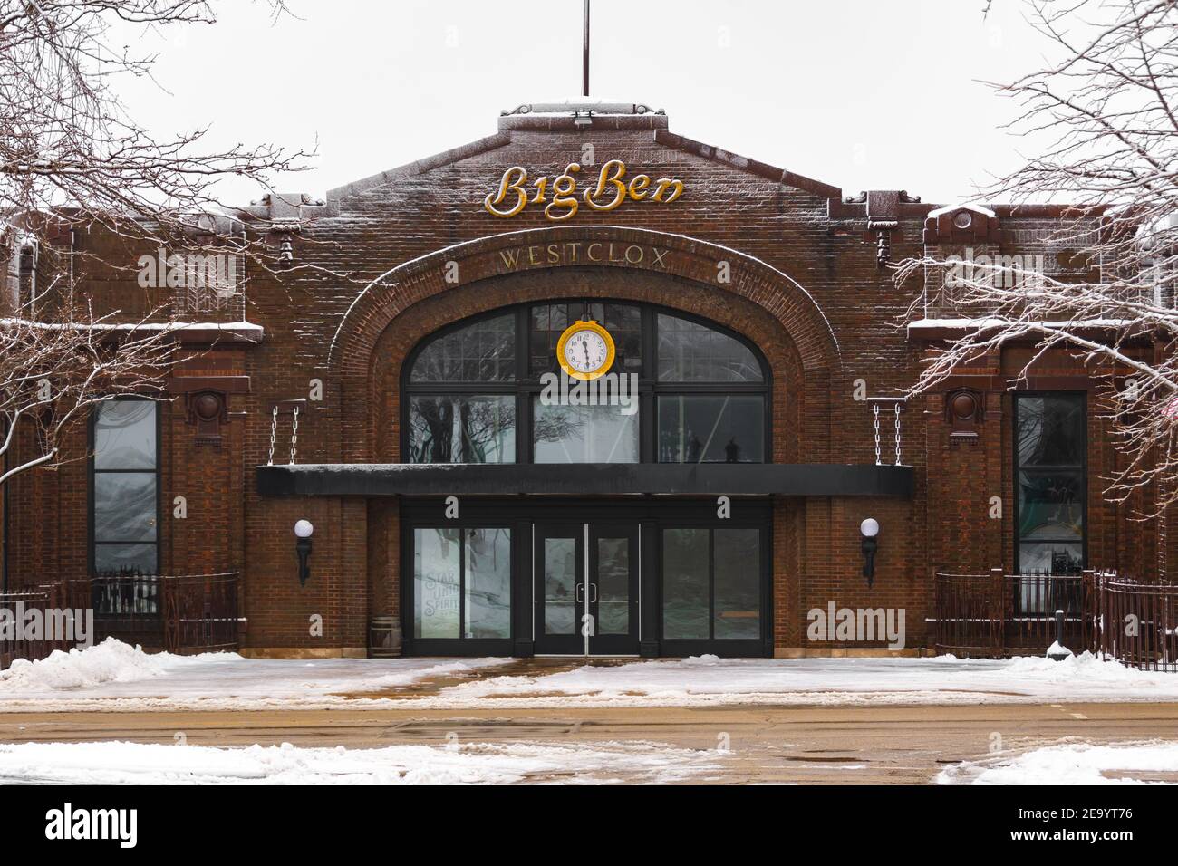 Perù, Illinois / Stati Uniti - 2 gennaio 2021: Lo storico edificio di Wesclox in una fredda mattina invernale. Foto Stock