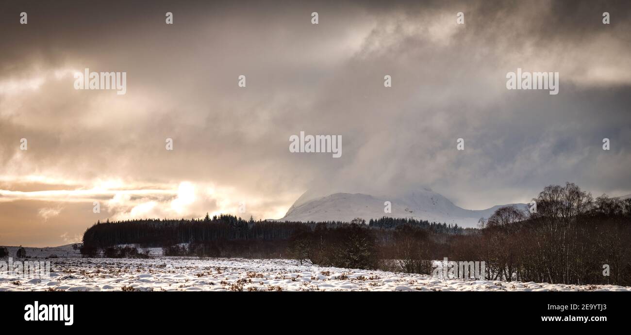 Meall Fuar-mhonaidh, la nostra montagna locale. Il suo nome significa Cold Hill ma localmente è meglio conosciuto come Pudding Hill. La collina si trova sopra Loch Ness on Foto Stock