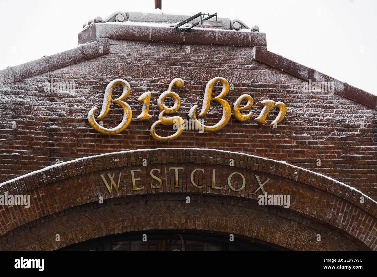 Perù, Illinois / Stati Uniti - 2 gennaio 2021: Lo storico edificio di Wesclox in una fredda mattina invernale. Foto Stock
