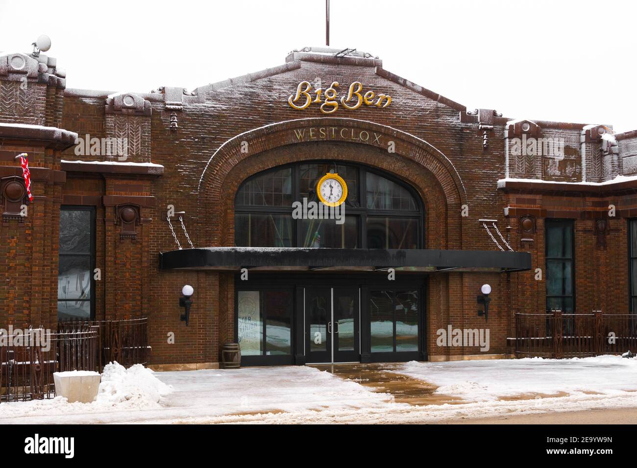 Perù, Illinois / Stati Uniti - 2 gennaio 2021: Lo storico edificio di Wesclox in una fredda mattina invernale. Foto Stock