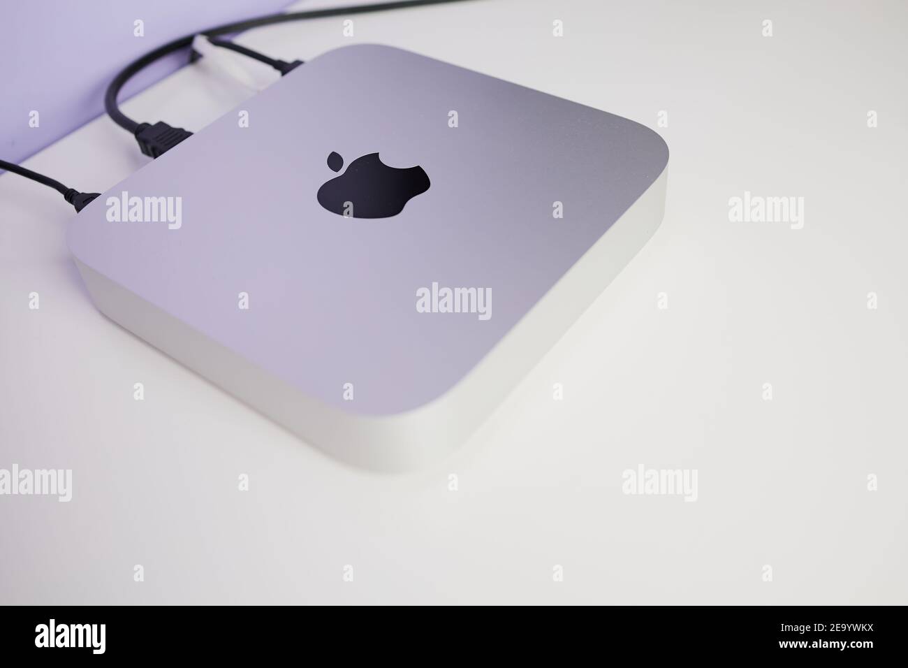 Magonza, Germania - 6 febbraio 2021: L'ultimo Mac Mini 2020 di Apple con il nuovo chip M1 su una scrivania bianca, in uso Foto Stock